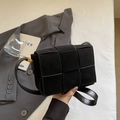 Petit sac bandoulière noir tissé en suédine avec bandoulière en cuir pour femme - Noir