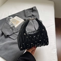 Sac hobo noir plissé orné de strass argentés et d'un fermoir métallique chic - Noir