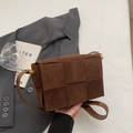 Sac bandoulière en daim marron foncé tressé avec boucle dorée au design minimaliste - Marron