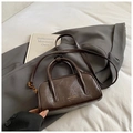 Sac bowling chic en cuir huilé marron foncé avec lettrage doré et bandoulière - Sans pendentif / Brun Sans Pendentif