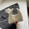Sac à main blanc matelassé élégant avec cristaux brillants et boucle argentée - Blanc