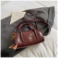 Sac bowling élégant en cuir verni bordeaux avec détails dorés et bandoulière amovible - Sans pendentif / Rouge (Sans Pendentif)