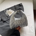 Sac à main plissé argenté avec strass brillants et finition métallique élégante - Argenté