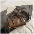 Mini sac bowling chic marron foncé brillant avec logo doré et bandoulière réglable - Sans pendentif / Brun Sans Pendentif