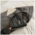 Sac bowling noir brillant avec poignées rondes et bandoulière sur un fond de costume gris - Sans pendentif / Noir sans Pendentif