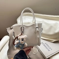 Borsa tote bianca in ecopelle con manici tondi, tracolla e ciondolo a forma di orsetto - Bianco