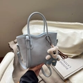 Borsa tote celeste chic con manici, tracolla e ciondolo a forma di orsetto di peluche - Blu