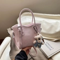 Borsa a secchiello rosa opaca in ecopelle con manici e un simpatico orsetto blu - Rosa