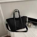 Dettaglio della borsa tote in nylon nero con borchie argentate e tracolla larga in tessuto - Nero