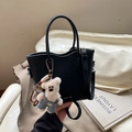 Borsa a mano classica nera in finta pelle opaca con un simpatico ciondolo a orso - Nero