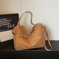 Braune Hobo-Schultertasche mit geprägtem Gänseblümchen-Muster und breitem Gurt - Braun