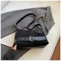 Vintage Umhängetasche aus schwarzem Wildleder mit Metallschnalle und Tasche auf grauem Sakko - Schwarz