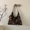 Dettaglio borsa hobo in pelle scamosciata marrone con ricamo a fiocco di neve e ciondoli - Con Ciondolo / Marrone