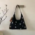 Dettaglio borsa tote in pelle scamosciata nera con ricamo a fiocco di neve e ciondolo - Con Ciondolo / Nero