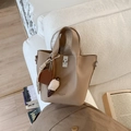 Détail du sac seau en cuir grainé kaki avec fermoir rotatif argenté et porte-clés cœur - Avec Pendentif / Kaki