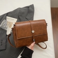 Piccola borsa a tracolla retrò marrone in pelle con fibbia argento e patta frontale - Marrone