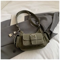 Borsa a spalla in camoscio verde militare con tasche e ciondolo a cuore su sfondo blazer - Con Ciondolo / Verde