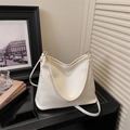 Detalle de bolso tote blanco de cuero con herrajes dorados y textura de grano elegante - Blanco Roto