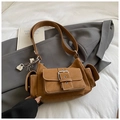 Borsa a tracolla vintage marrone stile cargo con fibbie in metallo e pelle opaca - Con Ciondolo / Marrone