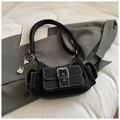 Borsa a tracolla retrò nera in pelle scamosciata con fibbie argentate e cuciture a contrasto - Con Ciondolo / Nero