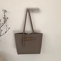 Gedetailleerd zicht op de taupe leren tote bag met elegante gouden sluiting en schouderriem - Olifantsgrijs