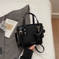Borsa a secchiello nera minimalista con base in pelle, finiture oro e ciondolo cane - Nero Con Pendente