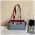 Schicke blaue Denim-Schultertasche mit roten Kontrastträgern und modischem Etikett - Rot (Ohne Anhänger)