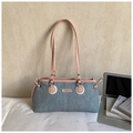Graue Tweed-Schultertasche mit rosa Besatz, langem Gurt und Fashion-Label auf Tisch - Rosa Ohne Anhänger
