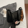 Borsa a tracolla retrò nera a mezzaluna con nappe di perline in legno e pelle lucida - Nero Con Pendente