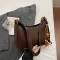 Borsa a spalla retrò in pelle marrone scuro con ciondolo a perline e hardware oro - Caffè Con Pendente