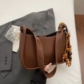 Borsa a tracolla vintage in pelle marrone opaca con ciondolo in legno e logo del marchio - Marrone con Ciondolo