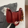 Borsa sottobraccio retrò rosso vino in pelle opaca con perline in legno e nappe - Rosso Ankara Con Pendente