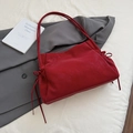Grote rode soepele schoudertas met trekkoorddetails op wit zacht imitatiebont - Rood