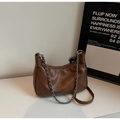 Detailansicht braune Halbmond-Tasche aus Ölwachsleder mit silberner Kette und Riemen - Groß / Braun