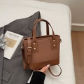 Sac seau en toile et cuir marron avec boucle en métal et bandoulière sur une veste - Brun Sans Pendentif