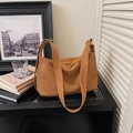 Detailaufnahme der braunen Wildleder-Schultertasche mit breitem Gurt und Goldschnalle - Braun