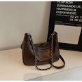 Detail der dunkelbraunen Leder-Tote-Bag mit silberner Kette und minimalistischer Form - Groß / Kaffeebraun