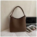 Sac à bandoulière marron foncé grande capacité avec texture litchi et design sobre - Café sans Pendentif