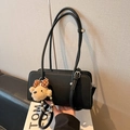 Borsa sottobraccio vintage nera a motivo litchi con ciondolo a forma di orsetto marrone - Nero con ciondolo