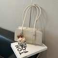 Borsa a spalla in pelle martellata bianco crema con ciondolo a orsetto su libro di moda - Beige Con Ciondolo