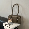 Borsa a spalla vintage taupe in pelle martellata con ciondolo a forma di orso - Grigio Elefante con Ciondolo