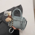 Piccola borsa quadrata verde menta minimalista con tracolla e ciondolo cane di peluche - Blu con ciondolo
