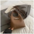 Sac seau minimaliste en cuir Togo marron caramel avec boucle argentée et bandoulière - Brun Sans Pendentif