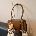 Borsa baguette in pelle marrone scuro con trama a grana e ciondolo orsetto peluche - Marrone con ciondolo