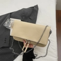 Elegante cremeweiße Umhängetasche aus strukturiertem Leder mit silberner Kette - Gebrochenes Weiß