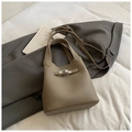 Dunkelaprikose Eimer-Tasche aus Leder mit Litschimuster, Drehverschluss und Schultergurt - Grau Ohne Anhänger