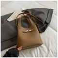 Sac seau marron en cuir grainé avec fermoir rotatif et bandoulière amovible - Brun Sans Pendentif