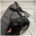 Bolso bandolera retro negro minimalista con hebilla plateada y correa con remaches - Negro