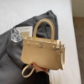 Elegante borsa in pelle crema con fibbia argentata e tracolla lunga regolabile - Bianco Riso (Senza Ciondolo)