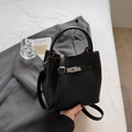 Sac seau minimaliste en cuir grainé noir avec fermoir métallique et bandoulière - Sans pendentif / Noir